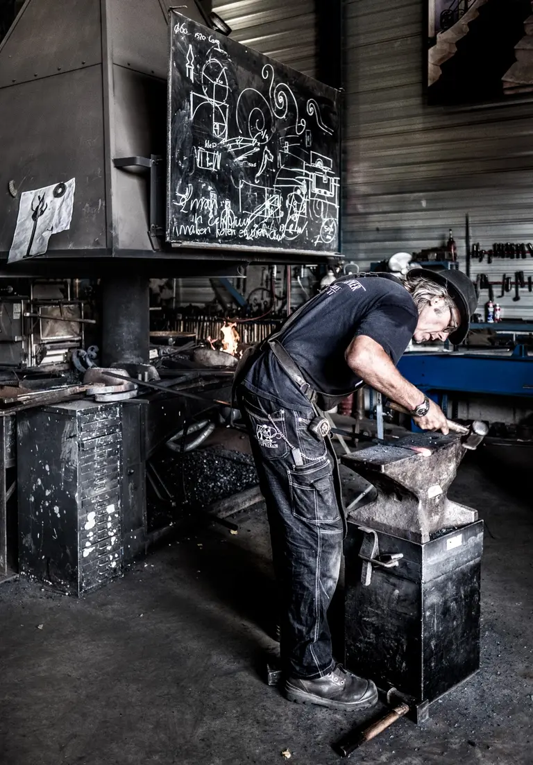 Smeedmoment bij de cursus Ambachtstraject Smeden — Premium